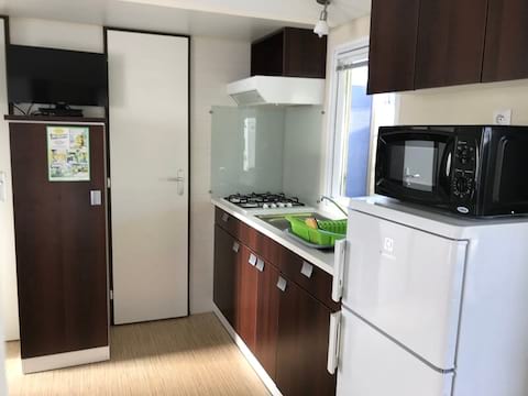 La cuisine équipée dans un mobil home fouesnant