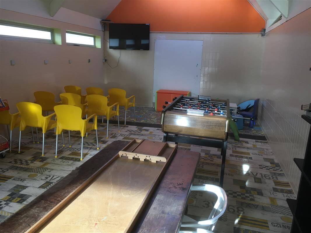 Salle de jeux dans le camping Kervastard