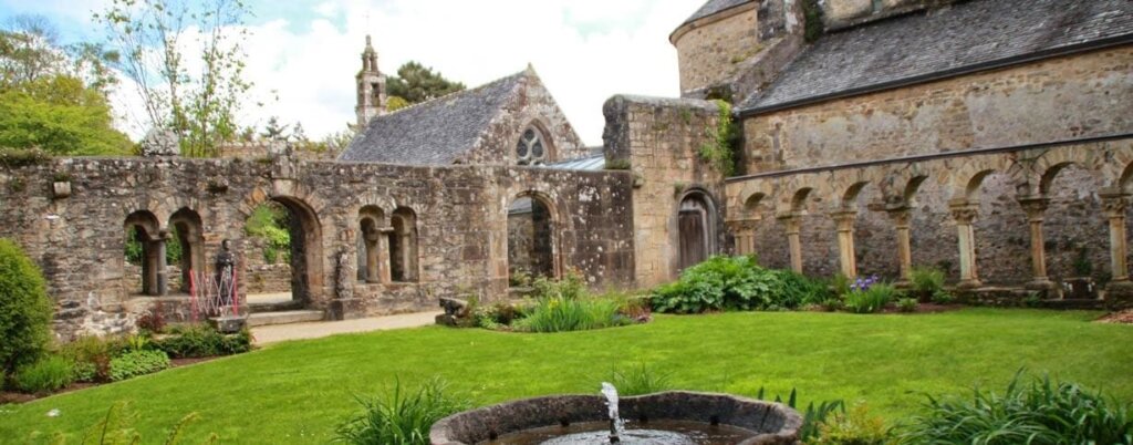 En savoir plus sur L’abbaye de Daoulas, un patrimoine culturel incontournable au Finistère srcset=